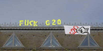 Carteles en contra de la cumbre de los países del G20, que se celebra los días 7 y 8 de julio, cuelgan en un edificio de la ciudad de Hamburgo.