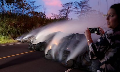 La lava avanza por una carretera rumbo a la autopista 132, cerca de Pahoa, el lunes.