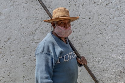 Encarnación Alberto, quien se dedica a recolectar cartón en el barrio de Iztapalapa (Ciudad de México), posa para una fotografía con su cubrebocas durante la crisis sanitaria del coronavirus.