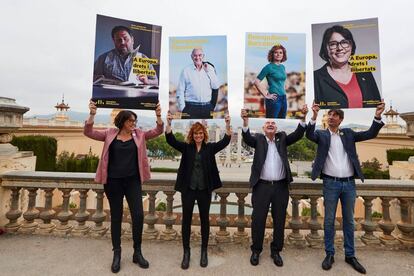 El candidato por ERC a la alcaldía de Barcelona, Ernest Maragall (2d), y su número dos, Elisenda Alamany (2i), juntos a los candidatos a las elecciones europeas Diana Riba y Jordi Solé.