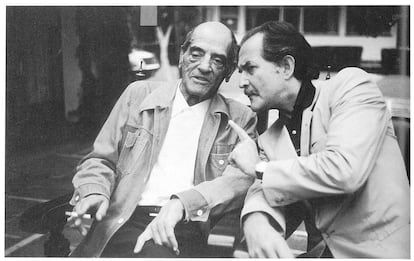 El cineasta Luis Buñuel con Carlos Fuentes.