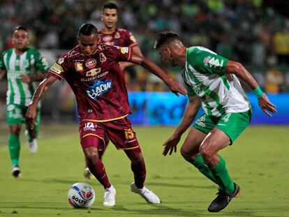 El delantero Sebastián Villa, del Tolima, enfrenta al defensa Diego Braghieri, de Nacional, durante la final del fútbol colombiano.