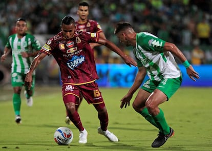 El delantero Sebastián Villa, del Tolima, enfrenta al defensa Diego Braghieri, de Nacional, durante la final del fútbol colombiano.