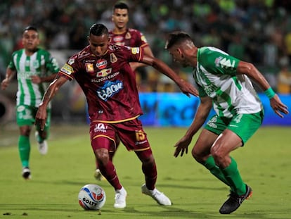 El delantero Sebastián Villa, del Tolima, enfrenta al defensa Diego Braghieri, de Nacional, durante la final del fútbol colombiano.