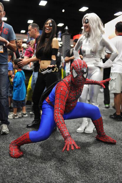 Un hombre disfrazado de Spiderman posa durante de la feria internacional Comic Con.