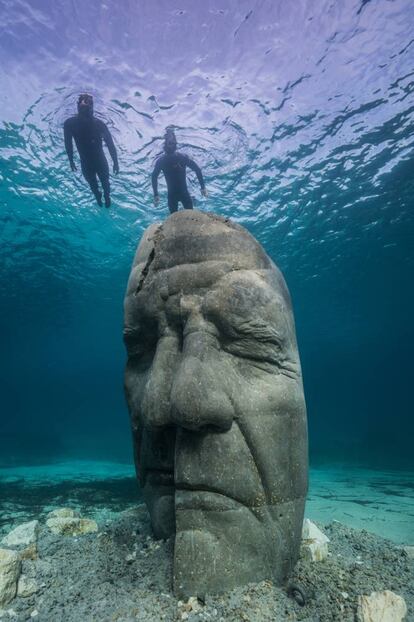 Jason deCaires Taylor, escultor del <a href="https://elviajero.elpais.com/elviajero/2021/04/29/actualidad/1619695587_217906.html" target="_blank">Museo Atlántico instalado en el fondo marino de Lanzarote</a>, inauguró el pasado mes de febrero su primera instalación subacuática en el Mediterráneo: seis grandes retratos —de dos metros de altura, 10 toneladas de peso y materiales con pH neutro para atraer fauna y flora marina— sumergidos en la isla de Santa Margarita, frente a la costa de Cannes (Francia). Más información: <a href="https://www.underwatersculpture.com/" target="_blank">underwatersculpture.com</a>