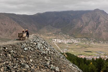 Dos mineros empujan una vieja vagoneta, tras descargar mena de cromita de la montaña de Bulqizë. 