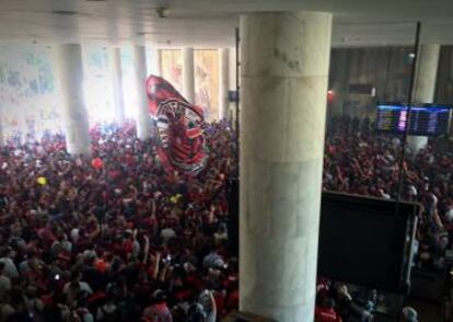 Torcida do Flamengo no aeroporto Santos Dumont.