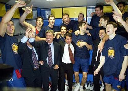 Laporta, en el centro, entre Pesic y Bodiroga celebra el título junto a la plantilla azulgrana.