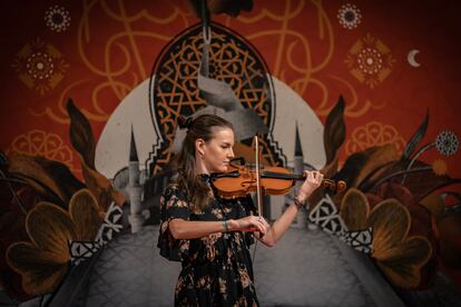 La violinista Olga Šroubková durante la ceremonia de cambio de estafeta de la Delegación de Sharjah a la Unión Europea como invitado de honor a la FIL Guadalajara de 2023.