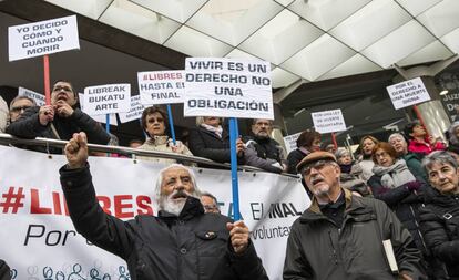 Concentración en apoyo a Ángel Hernández y a favor de la eutanasia frente a los juzgados de Plaza de Castilla este viernes.