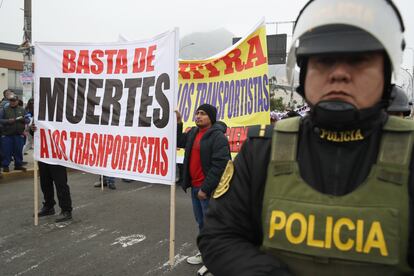 Transportistas se manifiestan este jueves en Lima (Perú).