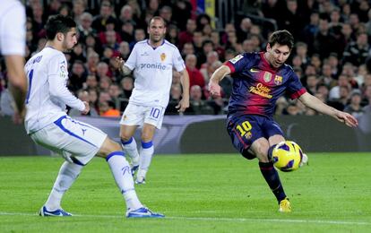 Messi marca el tercer gol del Barcelona.
