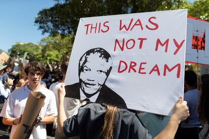 Jóvenes sudafricanos se manifiestan delante del Parlamento en Ciudad del Cabo (Sudáfrica). 