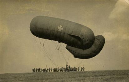 El uso de globos y dirigibles también se extendió durante la guerra. La mayoría se utilizaba con propósitos de observación, tanto aérea como meteorológica, pero, a partir de 1917, se empleó el dirigible para bombardear ciudades como Londres.