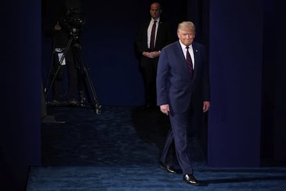 El presidente Donald Trump llega al escenario para participar en el primer debate de las elecciones presidenciales de 2020 en Cleveland, Ohio.