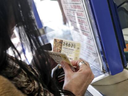 Una mujer compra varios décimos, en una imagen de archivo.