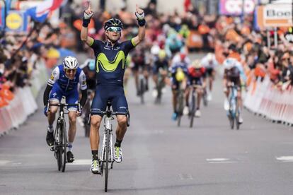 Valverde señala al cielo al ganar recordando a Scarponi.