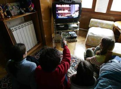 La televisión y los videojuegos se han convertido en los &#39;cuidadores&#39; de muchos niños españoles.