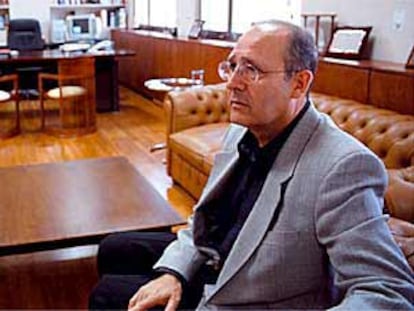 Manuel Rodríguez Marín, en su despacho de la Universidad Miguel Hernández de Elche.