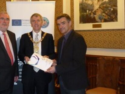 Jonan Fern&aacute;ndez entrega al alcalde de Belfast, Mairtin &Oacute; Muilleoir, el Plan de paz ante Pat Colgan, responsable del los programas europeos. 