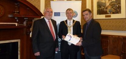 Jonan Fern&aacute;ndez entrega al alcalde de Belfast, Mairtin &Oacute; Muilleoir, el Plan de paz ante Pat Colgan, responsable del los programas europeos. 