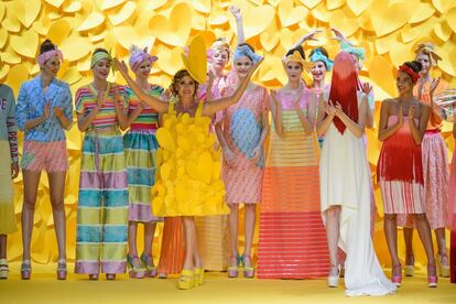 Los saturados colores se entremezclan con los pastel y un 'total white' en el desfile de Agatha Ruiz de la Prada.