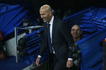 Zinedine Zidane sale del túnel de vestuarios ante la mirada de Bettoni, su segundo.