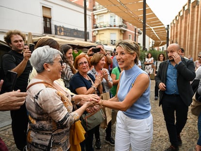 Yolanda Díaz saluda este viernes a algunos asistentes a su llegada al acto de Sumar en el Museo Nacional de Arte Romano de Mérida (Badajoz).