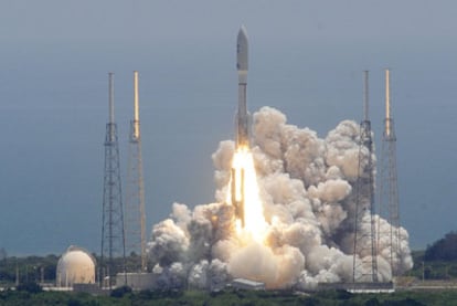 Despegue del cohete Atlas V, con la nave <i>Juno</i>, ayer desde la base de cabo Cañaveral (Florida).