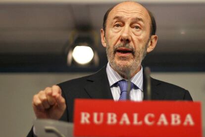 Alfredo Pérez Rubalcaba, durante la conferencia de prensa que dio ayer para valorar la reforma de la Constitución.