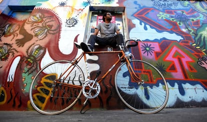 Vicente Novoa es diseñador gráfico y se enganchó a la bici por un amigo. Ha ido reparando esta Zeus 2000, de 1973, poco a poco. Las piezas de este modelo francés son muy complicadas de encontrar; un reto para él que disfruta cuando consigue algún tornillo incunable.