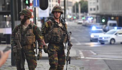 Militares belgas patrullan la zona del atentado fallido.
