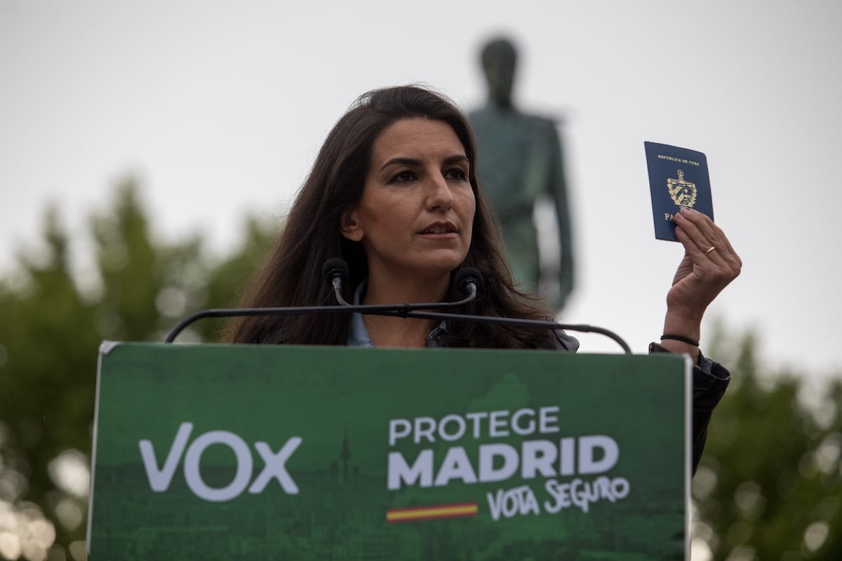 Rocío Monasterio Rocío Monasterio muestra sus pasaportes cubano y español  en un mitin en Valdemoro