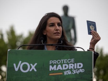 Rocío Monasterio, candidata de Vox, muestra su pasaporte cubano en un mitin el pasado miércoles en Valdemoro (Madrid).