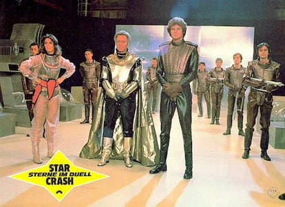 'Starcrash' (1978). Hay veces que las cosas salen bien ('La guerra de las galaxias'), hay otras en que salen mal ('Battle Beyond the Stars'), y luego está 'Starcrash'. Al príncipe Simon (David Hasselhoff, a la derecha de la foto) le han secuestrado las fuerzas del mal, comandadas por Christopher Plummer (en el centro). Suerte que Stella Star (Caroline Munro, a la izquierda) y su puñado de fueras de la ley estarán al quite para restaurar la paz intergaláctica. Y luego decía su director y guionista, Luigi Cozzi, que no se parecía a 'La guerra de las galaxias'...