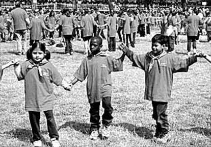 Niños de Girona, ayer bailando sardanas.