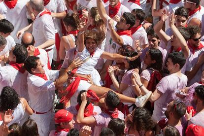 Participantes de la fiesta en la plaza del ayuntamiento de Pamplona.