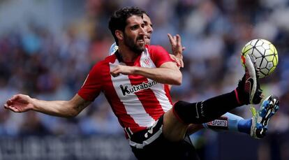 Raúl García lucha por el balóncon Weligton.