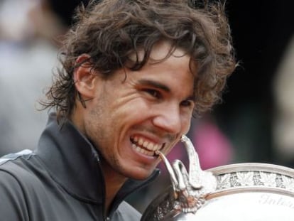 Nadal posa con el trofeo de Roland Garros.