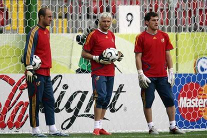 Los tres porteros de la selección española, Reina, Cañizares y Casillas,  durante el entranamiento previo al partido frente a Arabia Saudí, en Kaiserslautern.