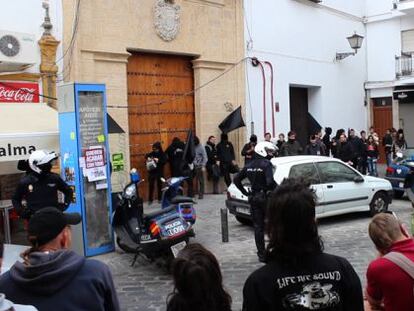 Manifestantes en el d&iacute;a de la huelga general del 29 de marzo, d&iacute;a en el que Luis se integr&oacute; entre los que ten&iacute;an la estrategia de bloque negro: vestimenta negra, capuchas y pancarta negra.