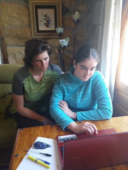 Natalia González, estudiante del IES Vega de Toranzo, de Cantabria, con su madre.