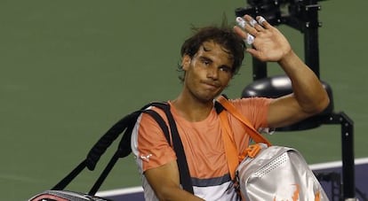 Rafael Nadal se despide del público tras perder ante Dolgopolov.