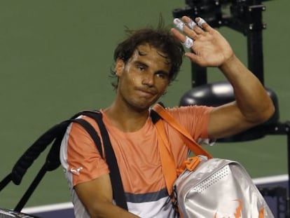 Rafael Nadal se despide del público tras perder ante Dolgopolov.  