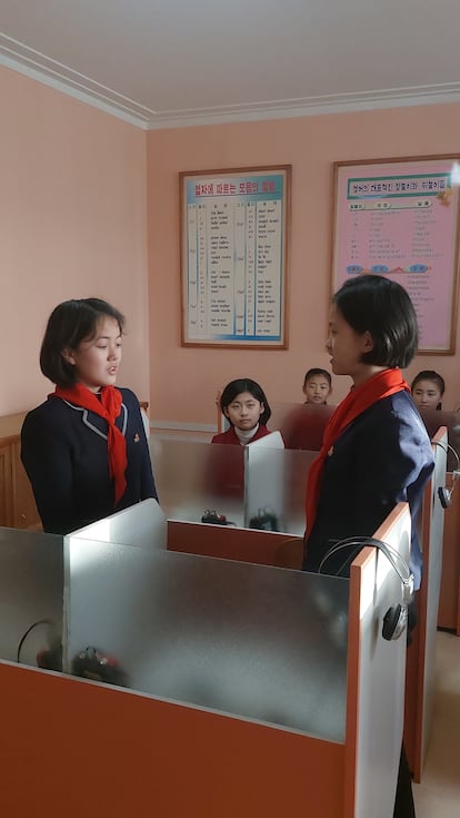 Estudiantes de inglés en una escuela de clases extracurriculares de Rason, en Corea del Norte, durante la visita del húngaro Gergo Vaczi, entre el 13 y el 17 de febrero, en una imagen cedida por él mismo.