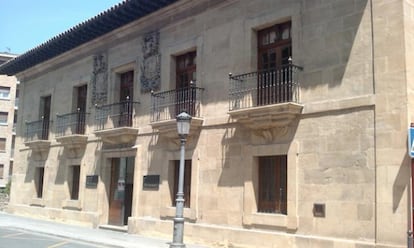 Caja Rioja adquirió el Palacio de Bezaras en 1970. Situado en Haro fue levantado en el siglo XVIII y sus muros son de piedra de sillería