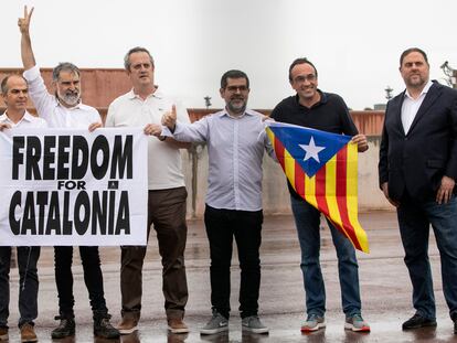 Jordi Sánchez ( tercero desde la derecha) junto con el resto de los políticos presos tras salir de la cárcel al ser indultados.