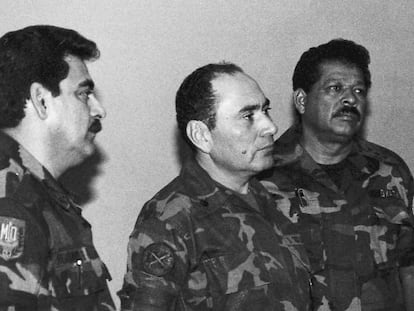 Inocente Montano, tercero desde la izquierda, en una imagen de julio de 1989, junto a otros altos cargos del Ejército salvadoreño.  