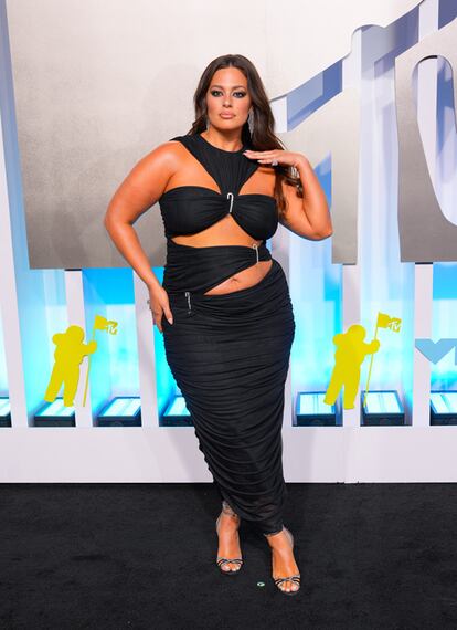 La modelo Ashley Graham, con un vestido negro de Houghton.